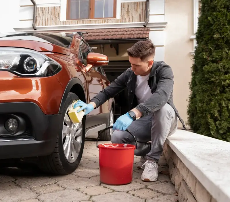 Lavage auto à domicile Saint-Illiers-le-Bois : professionnel intervenant sur un véhicule